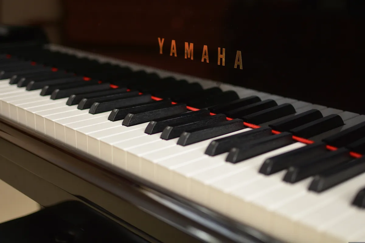 YAMAHA セミコンサートグランドピアノの鍵盤とロゴ